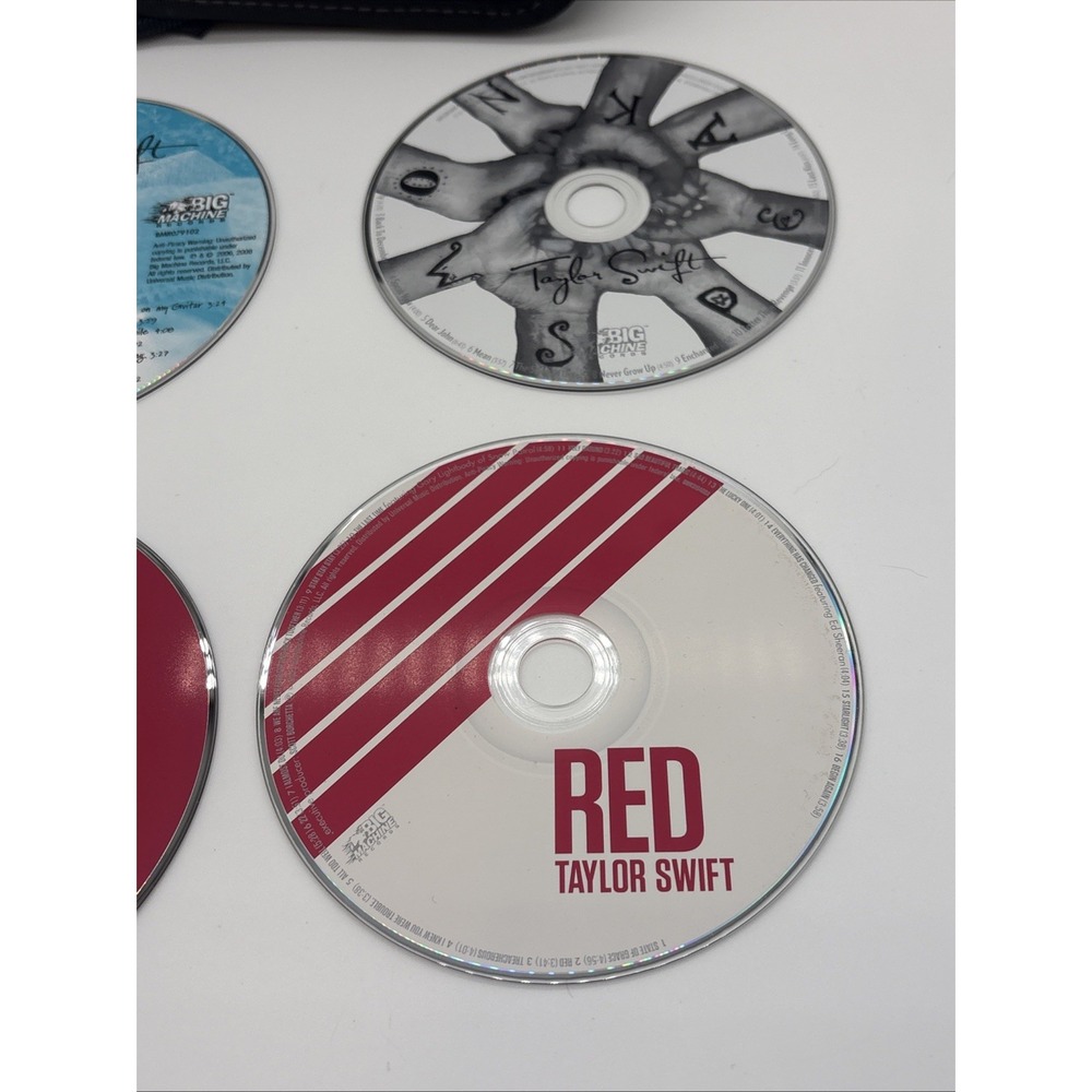 Taylor Swift CD Lot of 4: Self Titled, Speak Now & Both Red CDs With Carry Case - Picture 4 of 6